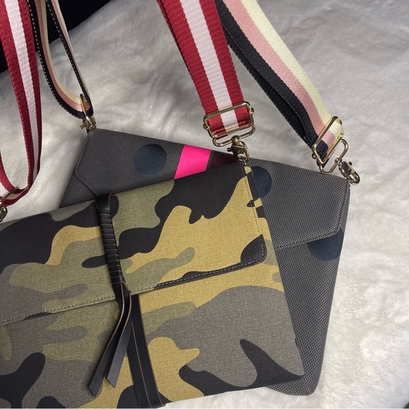Stella and Dot- Camouflage Clutch with floral lining - Picture 12 of 12